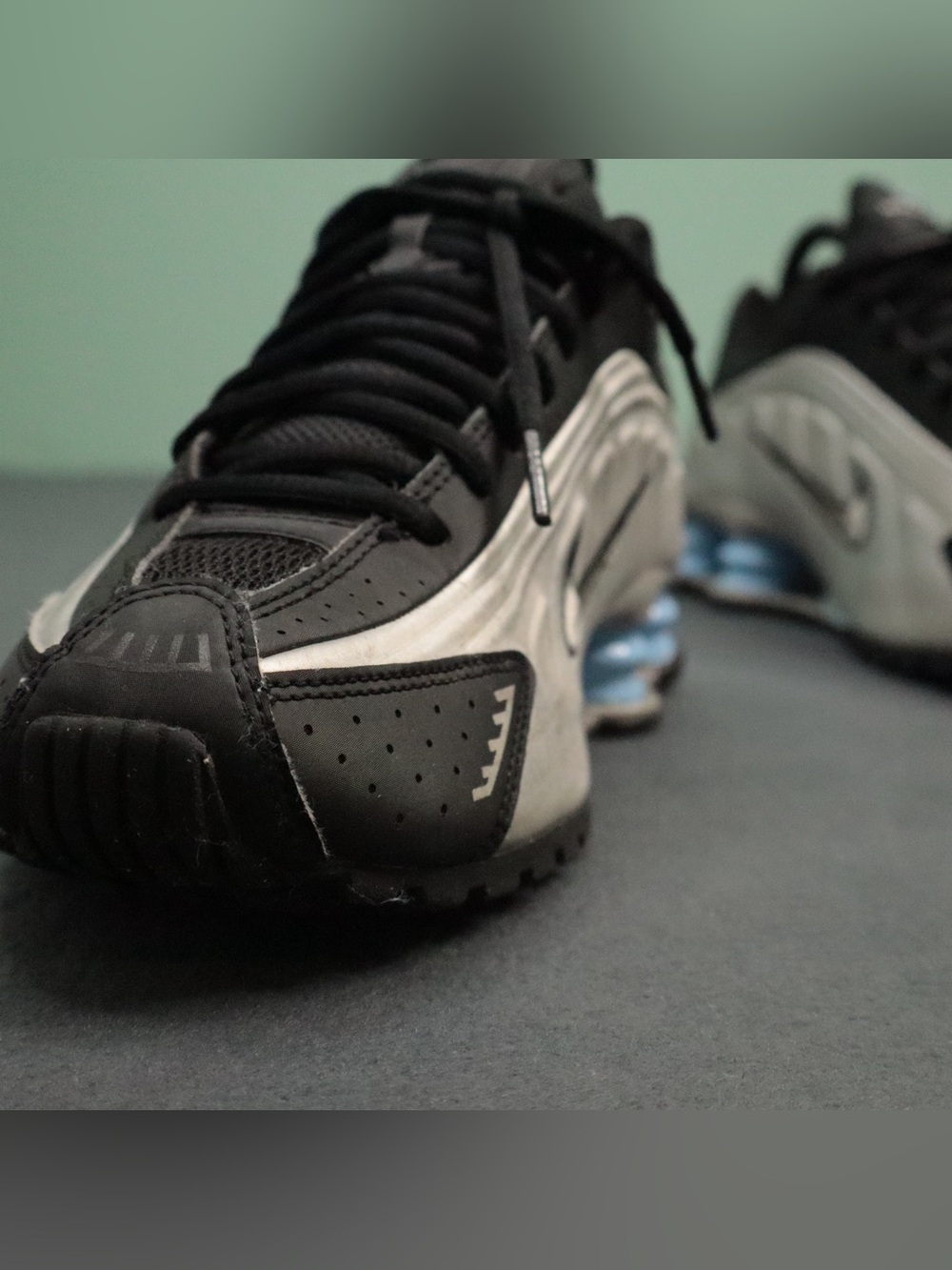 Nike Shox R4 Youth Size 7Y Womens 8.5 Metallic Silver Black Blue CW2626-004 - Picture 4 of 15